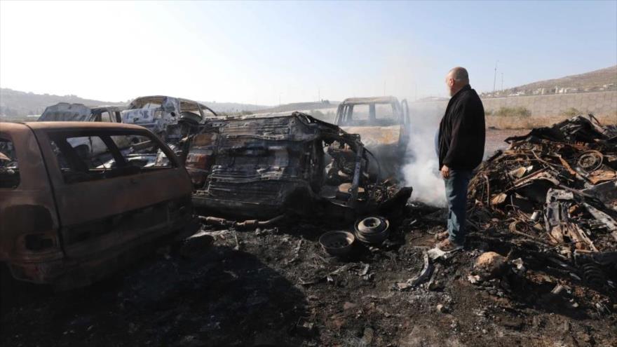 Daños causados por el incendio en un almacén de repuestos de automóviles entre Hawara y Udaleh, al sur de Nablus en Cisjordania, provocado por israelíes.