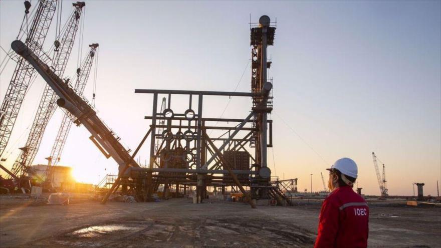 Un trabajador de la Compañía Iraní de Ingeniería y Construcción Offshore (IOEC) en el sitio donde se está instalando una plataforma de perforación para el yacimiento de gas Farzad B, ubicado en la frontera marítima entre Irán y Arabia Saudí en el Golfo Pérsico.