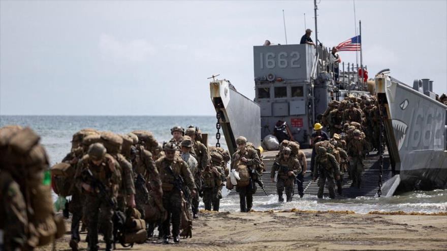Un grupo de marines de EE.UU. llega a tierra desde una lancha de desembarco durante ejercicios de entrenamiento en Arroyo, Puerto Rico, 16 de octubre de 2025.