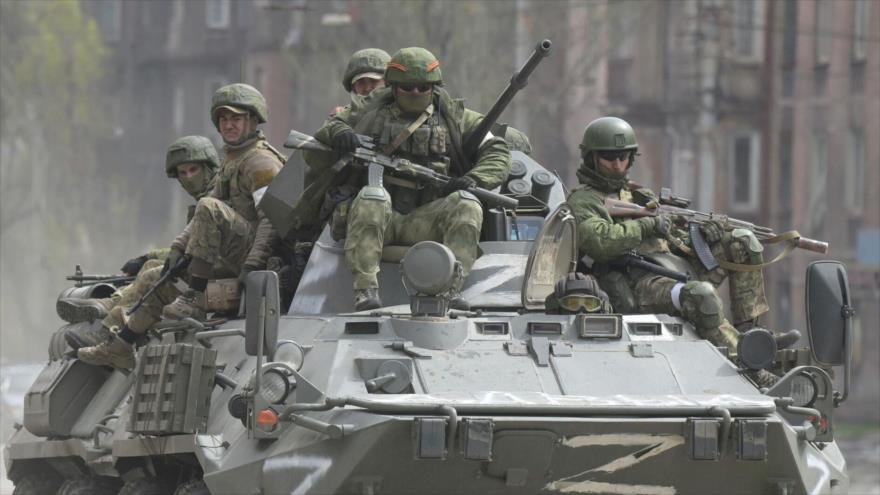 Soldados rusos sentados en un tanque. (Foto: RIA Novosti)
