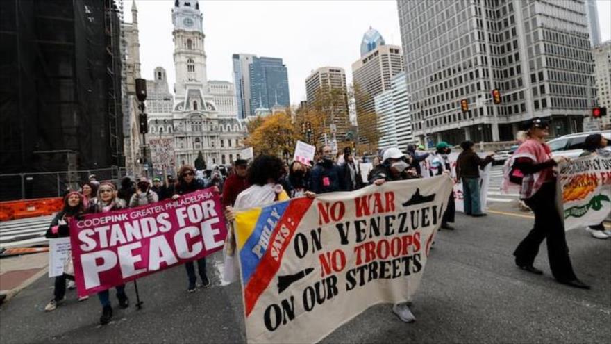 Manifestantes en Filadelfia, EE.UU., durante la marcha “Manos Fuera de Venezuela”, 15 de noviembre de 2025. (foto: The Philadelphia Inquirer)
