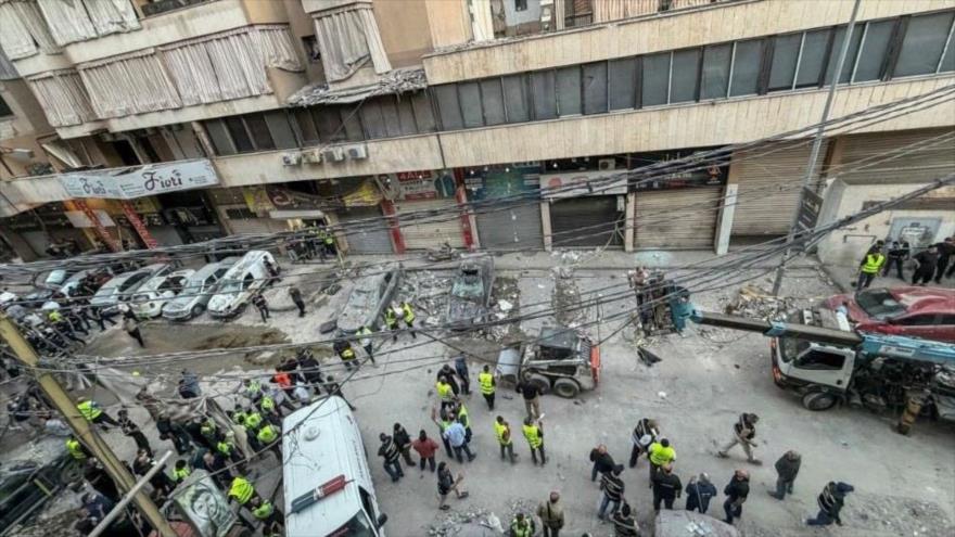 Los trabajadores limpian los escombros del lugar de un ataque aéreo israelí contra un edificio residencial al sur de Beirut (El Líbano), 23 de noviembre de 2025. (Foto: AFP)