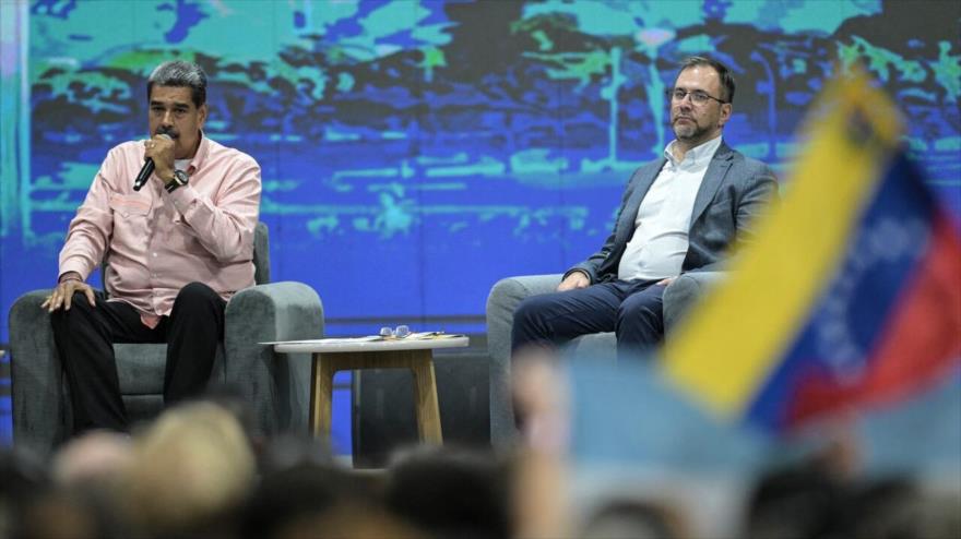 El presidente de Venezuela, Nicolás Maduro (izda.), y el ministro de Asuntos Exteriores del país, Yván Gil.