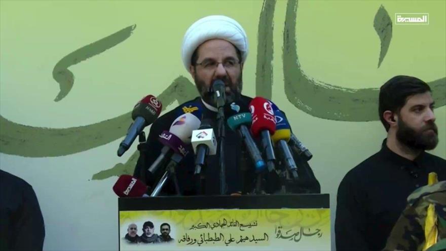 El jefe del Consejo Ejecutivo de Hezbolá, el sheij Ali Damush, en la procesión fúnebre de Haytham Ali al-Tabatabai, Beirut, 24 de noviembre de 2025.