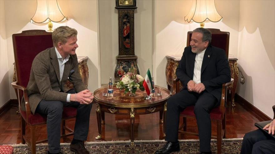 El canciller de Irán, Abás Araqchi, reunido con Hans Grundberg, representante especial del Secretario General de la ONU para Yemen, Mascate, 24 de noviembre de 2025.