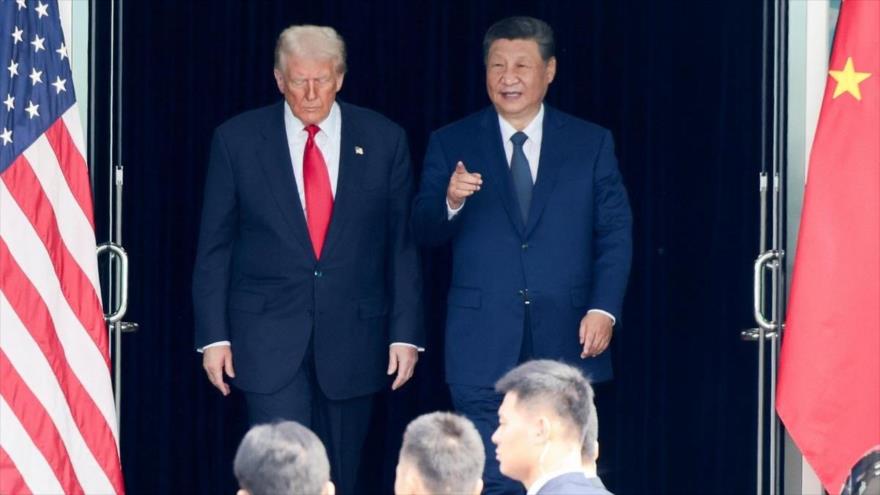 El presidente de China, Xi Jinping (decha.) y su par estadounidense, Donald Trump.