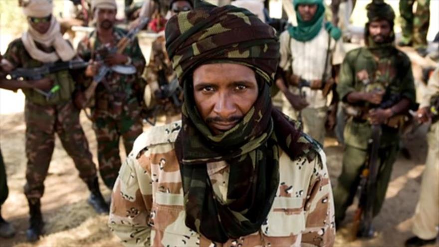 General Mohamed Hamdan Dagolo, más conocido como Hemedti, líder de la milicia de las Fuerzas de Apoyo Rápido (FAR) y sus milicianos
