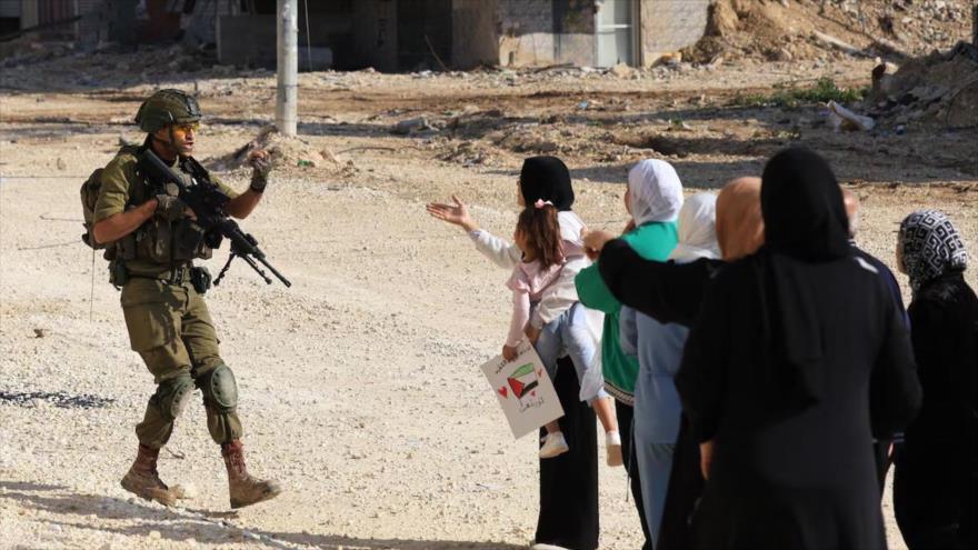 Soldados israelíes impiden el regreso a palestinos desplazados del campamento de refugiados de Nur Shams, en la ciudad cisjordana de Tulkarem. (Foto: EFE)