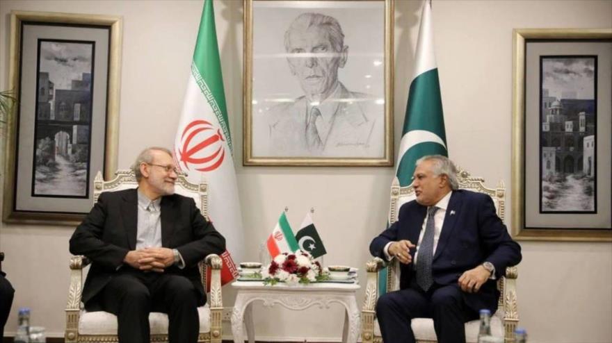 El secretario de Consejo Supremo de Seguridad Nacional de Irán, Ali Lariyani (izda.), reunido con el canciller pakistaní, Mohamad Ishaq Dar, en Islamabad, 25 de noviembre de 2025.