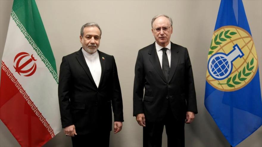 El canciller iraní, Abás Araqchi(izd.), y el director general de la Organización de la OPAQ, Fernando Arias González, reunidos en La Haya, Países Bajos, 25 de noviembre de 2025.