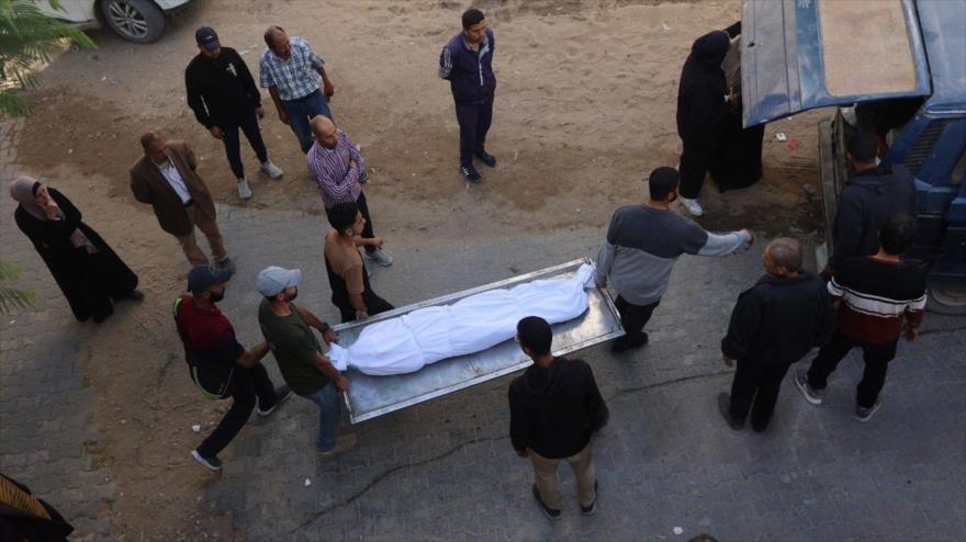 Los dolientes llevan un cuerpo durante el funeral de un palestino, 23 de noviembre de 2025. (Foto: AFP)
