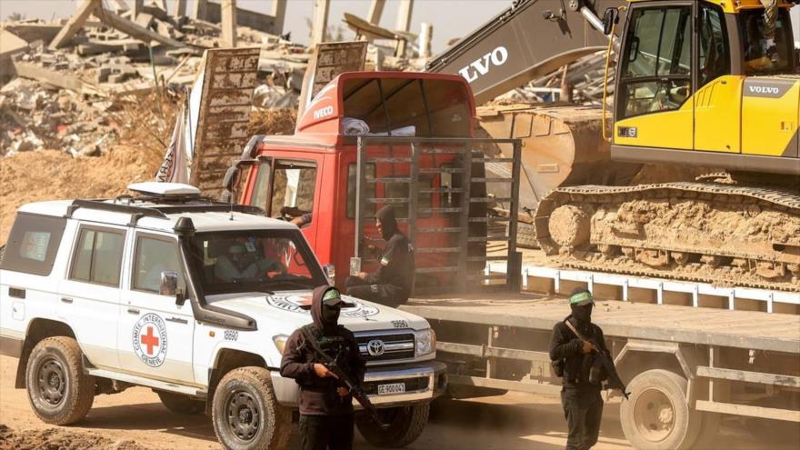 Combatientes de HAMAS junto a un vehículo de la Cruz Roja en Gaza, 19 de noviembre de 2025. (Foto:Reuters)