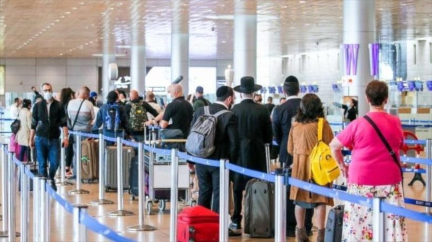 Israelíes en la sala de embarque del aeropuerto Ben Gurión, cerca de Tel Aviv.
