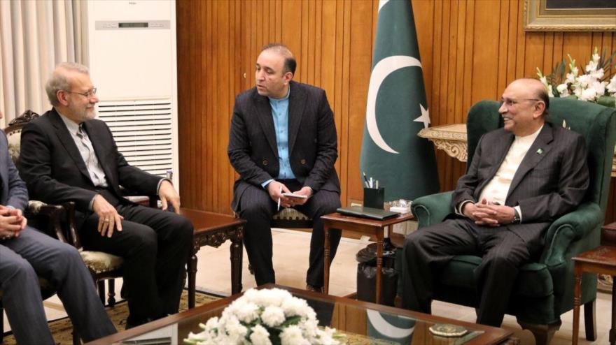 El presidente de Pakistán, Asif Ali Zardari (decha.) y el secretario de CSSN de Irán, Ali Lariyani, 24 de noviembre de 2025.