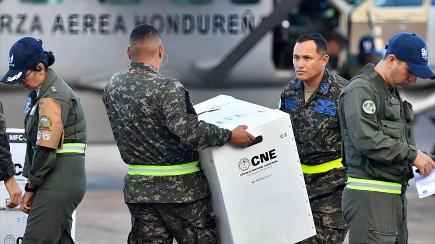 Miembros de la Fuerza Aérea Hondureña (FAH) se preparan para transportar material electoral, 24 de noviembre de 2025.