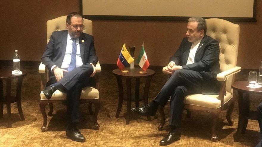 
El canciller de Irán, Seyed Abás Araqchi (dcha.), y su par de Venezuela, Yván Gil, en una reunión en Uganda, 15 de octubre de 2025.

