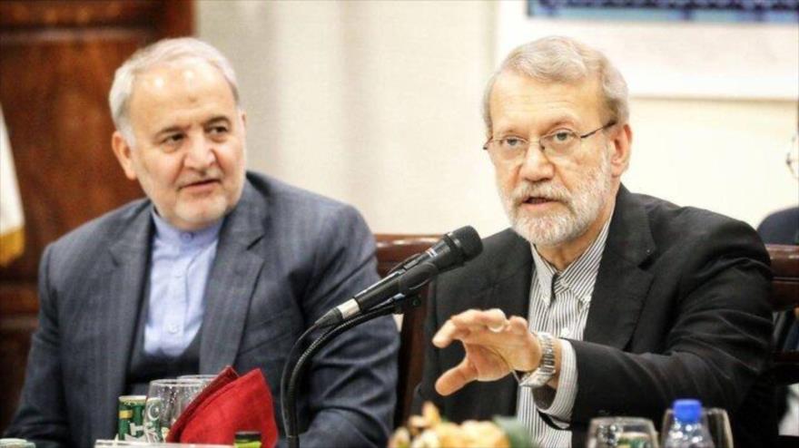 El secretario de Consejo Supremo de Seguridad Nacional de Irán, Ali Lariyani (dcha.), en una reunión con jefes de centros de estudio y expertos en paz y seguridad de Pakistán, celebrada en la Embajada de Irán en Islamabad, 26 de noviembre de 2025.