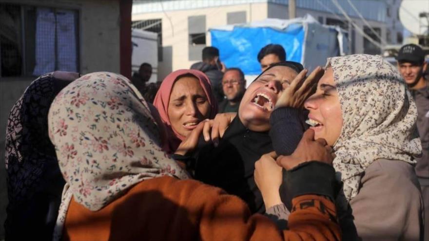 Familiares de los palestinos fallecidos a consecuencia de los ataques israelíes lloran en Deir al-Balah, Gaza, 3 de enero de 2025.
