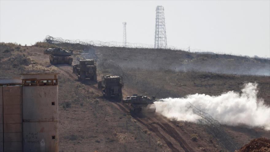Vehículos militares israelíes patrullan cerca de la valla fronteriza con el Líbano, 23 de noviembre de 2025. (Foto: AFP)