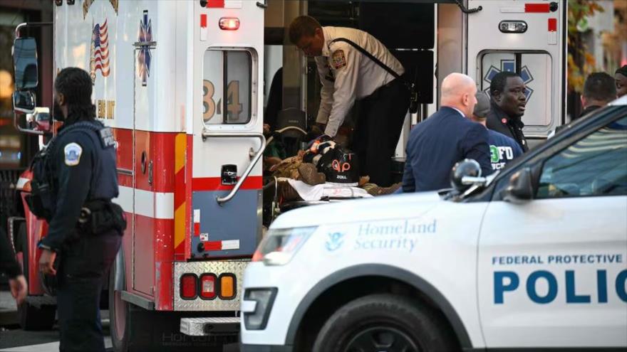 Un hombre con uniforme militar yace en una camilla dentro de una ambulancia, el 26 de noviembre de 2025, en el centro de Washington. (Foto: AFP)