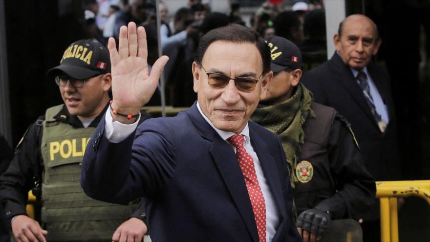 El expresidente peruano, Martín Vizcarra, saluda a su llegada al tribunal para escuchar la sentencia en los casos de corrupción que le afectan. (Foto: Reuters)