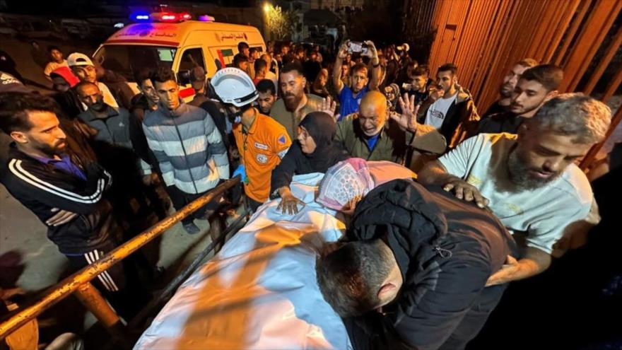 Palestinos lloran por un familiar asesinado en un ataque israelí en la Franja de Gaza.