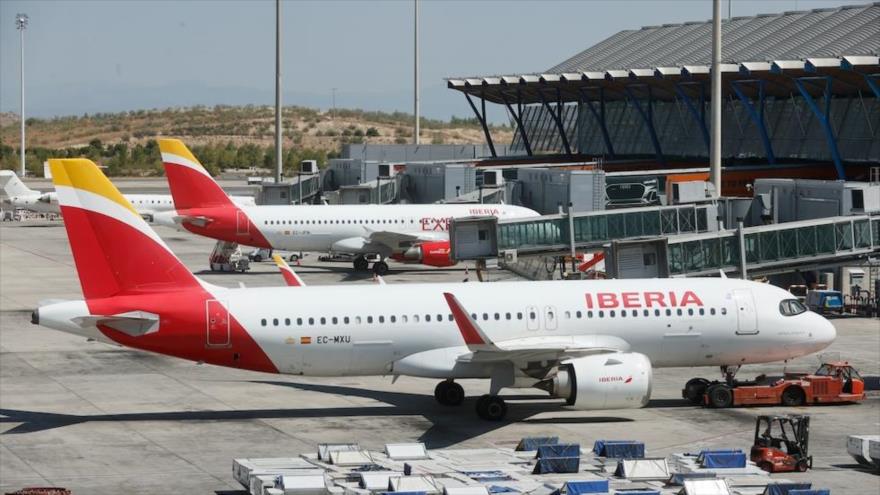 Aviones de Iberia en la T4 del aeropuerto Madrid- Barajas. (Foto: EFE)
