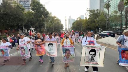 Padres de los 43 normalistas de Ayotzinapa exigen resultados en México