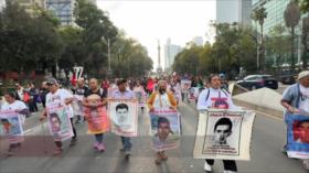 Padres de los 43 normalistas de Ayotzinapa exigen resultados en México