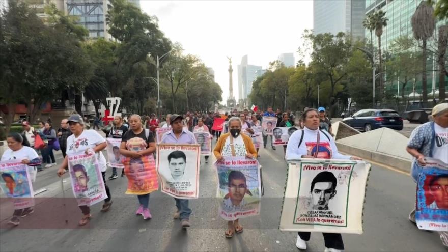Padres de los 43 normalistas de Ayotzinapa exigen resultados en México