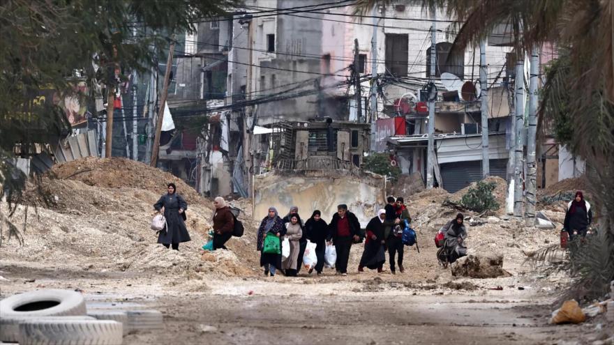 Palestinos abandonan sus hogares tras una redada del ejército israelí en el campo de refugiados de Nur Shams, Cisjordania, 17 de febrero de 2025.