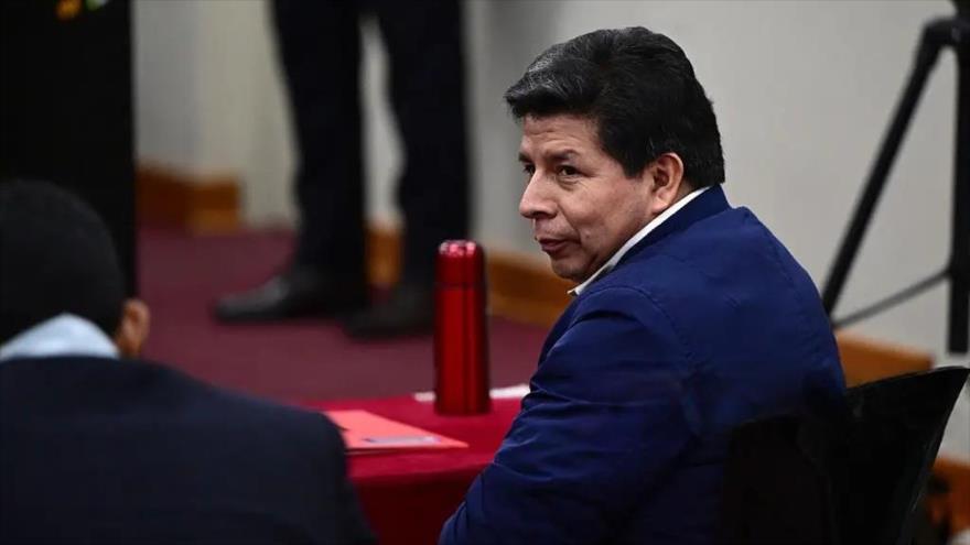 El expresidente de Perú, Pedro Castillo, observa en la sala de audiencias de la Dirección de Operaciones Especiales de la Policía Nacional mientras se emite el veredicto en su juicio, 27 de noviembre de 2025. (Foto: AFP)