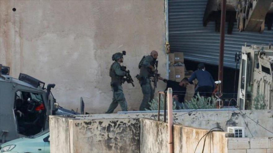 Soldados israelíes detienen a dos palestinos durante una operación en Yenín, en Cisjordania ocupada por Israel, 27 de noviembre de 2025. (Foto: Reuters).