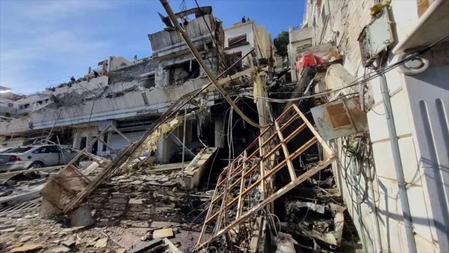 Las secuelas de la destrucción causada por un ataque aéreo israelí contra un edificio residencial en Damasco, 13 de marzo de 2025.