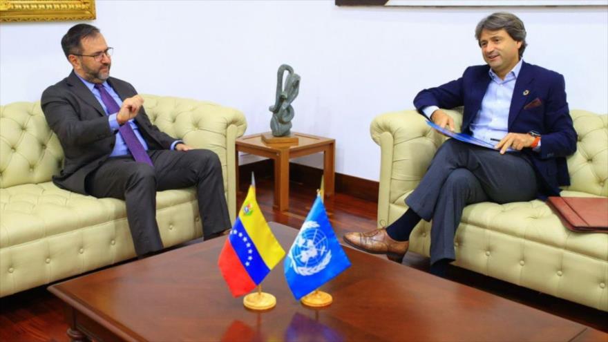 El canciller venezolano, Yván Gil (izda.), y el Coordinador Residente y Humanitario de la ONU en Venezuela, Gianluca Rampolla, 27 de noviembre de 2025.