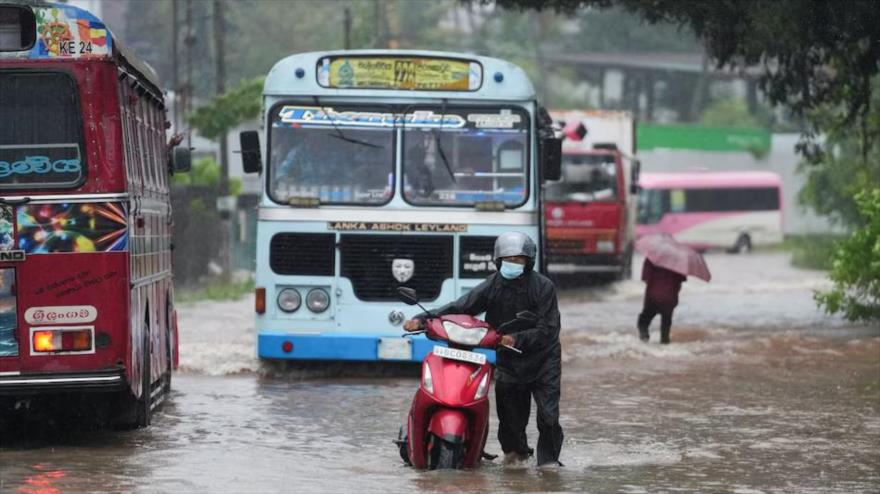 Personas y vehículos pasan por una calle inundada tras las fuertes lluvias en Kelaniya, Sri Lanka, 28 de noviembre de 2025. (Foto: Reuters)