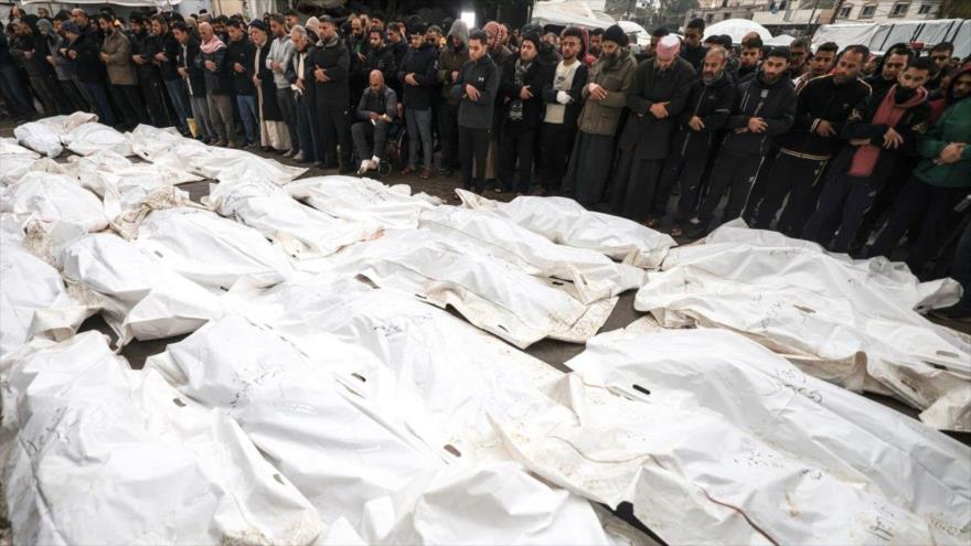 Palestinos lloran a sus familiares, asesinados en un ataque israelí nocturno contra el campo de refugiados de Al-Maghazi, en el centro de Gaza, 25 de diciembre de 2023. (Foto: AFP)