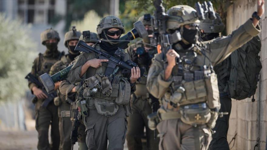 Soldados israelíes participan en una incursión terrestre en la Cisjordania ocupada. (Foto: AP)