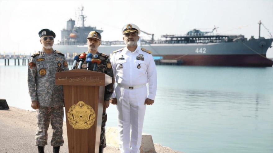 El comandante en jefe del Ejército de Irán, el general Amir Hatami (C), ofrece un discurso y al fondo se ve la base flotante Kurdistán, en Bandar Abas, 29 de noviembre de 2025.