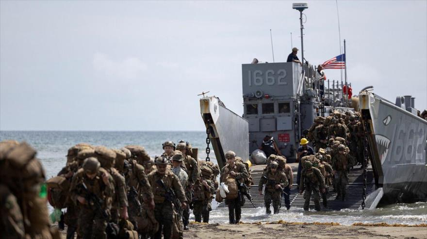 Un grupo de marines estadounidenses desembarca desde una embarcación de desembarco durante un ejercicio de entrenamiento en Arroyo, Puerto Rico, 16 de octubre de 2025. (Foto: Reuters)