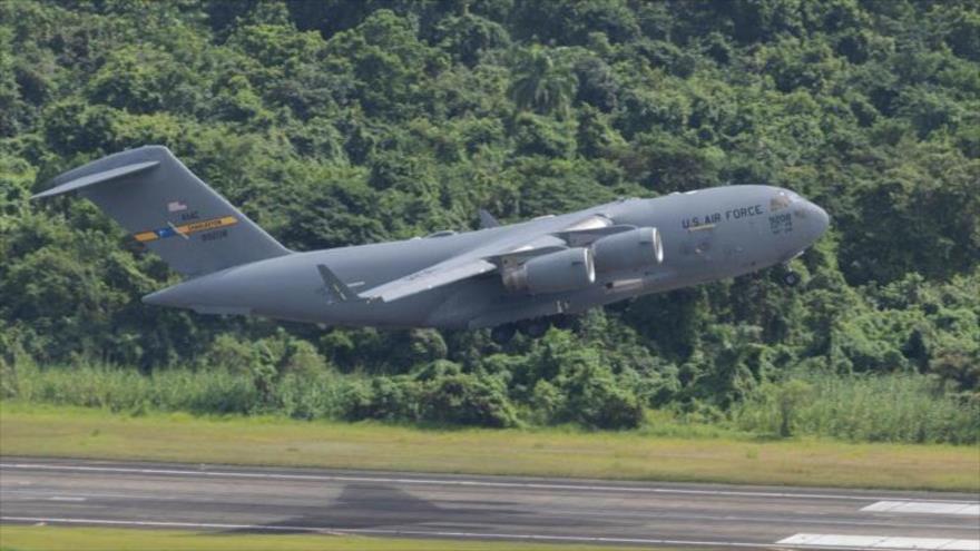 Un avión de la Fuerza Aérea de EE. UU., un C-17 Globemaster III, despega del aeropuerto José Aponte de la Torre en Ceiba, Puerto Rico, 3 de noviembre de 2025. (Foto: AP)