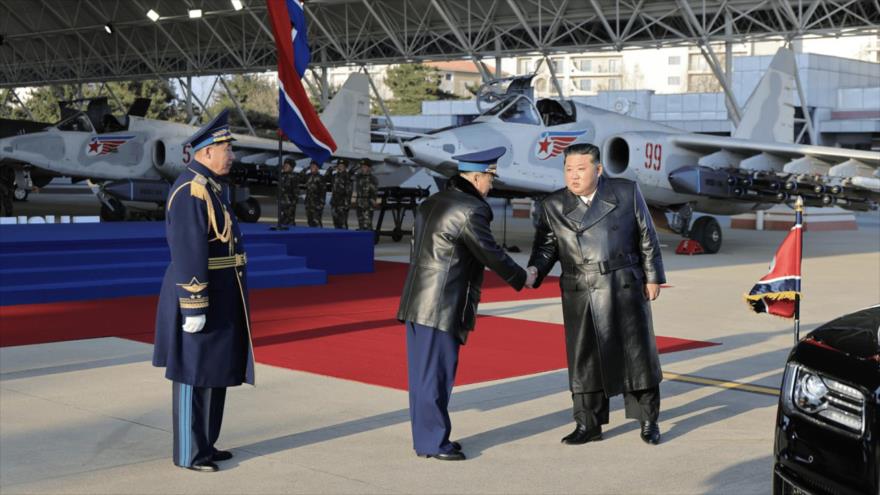 El líder norcoreano Kim Jong-un asiste a una ceremonia que conmemora el 80 aniversario de la creación de la Fuerza Aérea del Ejército Popular de Corea en el Aeropuerto de Kalma, 28 de noviembre.