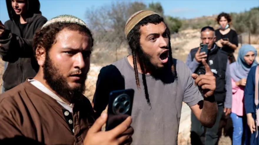 Un colono israelí discute con un agricultor palestino durante la cosecha de aceitunas en Silwad, cerca de Ramallah, en Cisjordania ocupada, 29 de octubre de 2025. (Foto:Reuters)