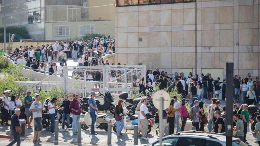 Miles de israelíes en largas filas para acceder a ciudadanía portuguesa frente a la Embjada de Portugal en Tel Aviv, el 29 de noviembre de 2025. (Foto: Times of Israel)