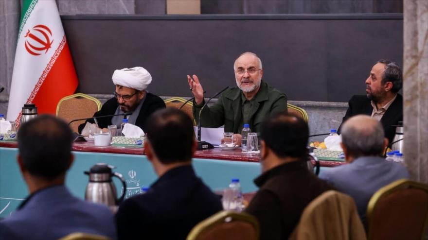 El presidente del Parlamento de Irán, Mohamad Baqer Qalibaf(centro), reunido con los directivos de los medios nacionales y en vísperas del Día del Parlamento, Teherán, Irán, 29 de noviembre de 2025.
