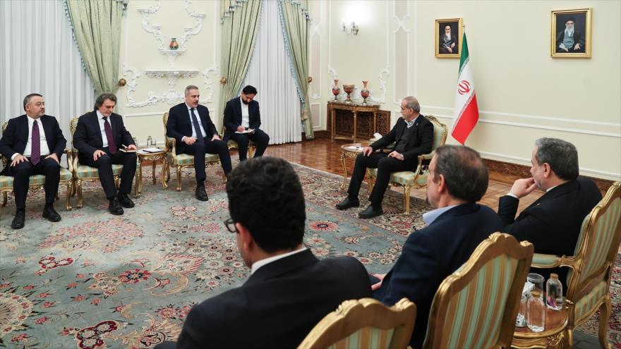 El presidente de Irán, Masud Pezeshkian, reunido con el canciller de Turquía, Hakan Fidan, en Teherán, 30 de noviembre de 2025.