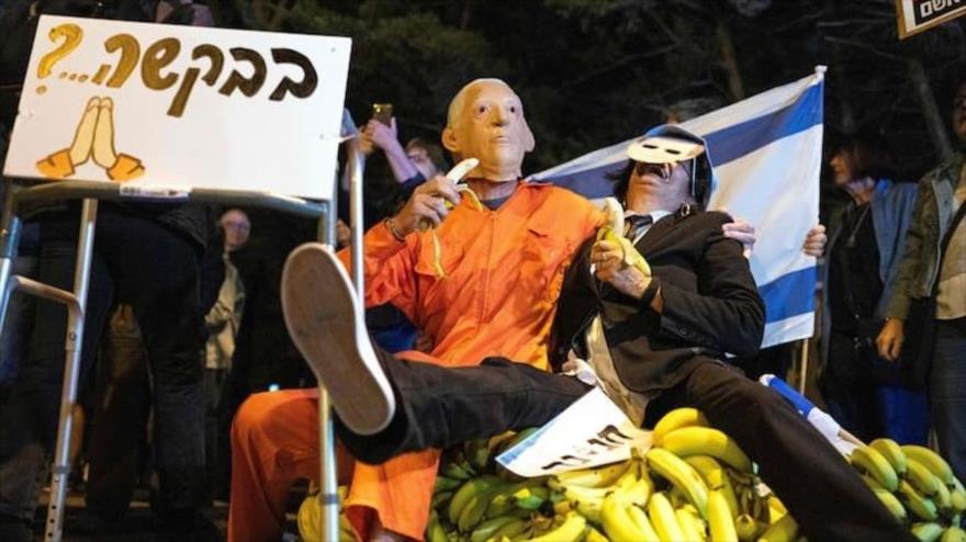 Manifestantes frente a la residencia privada en Tel Aviv del presidente israelí, Isaac Herzog, para protestar ante la posibilidad de otorgue el indulto al primer ministro, Benjamín Netanyahu, 30 de noviembre de 2025.
