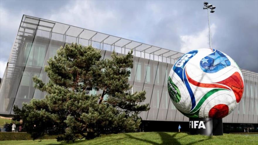 Una réplica gigante del balón oficial de la Copa Mundial 2026 afuera de las oficinas de la FIFA, 20 de noviembre de 2025.