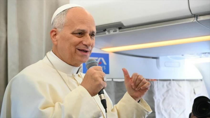 El papa León XIV habla con los periodistas en un avión que lo llevó de Turquía al Líbano, 30 de noviembre de 2025.