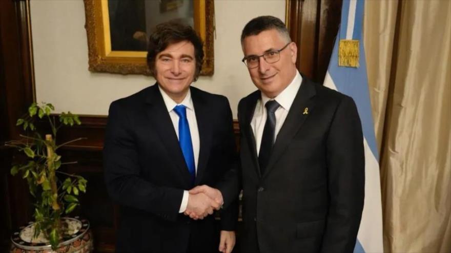 El presidente argentino, Javier Milei (izda.), y el canciller del régimen israelí, Gideon Saar, reunidos en Buenos Aires, 25 de noviembre de 2025.
